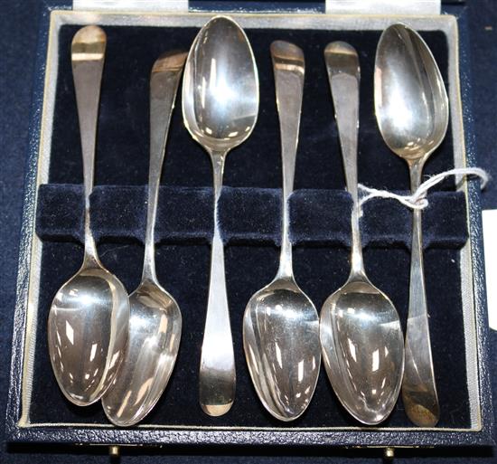 A boxed set of six Old English tea spoons (1787)